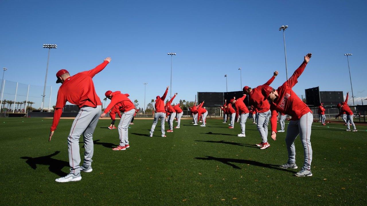 Jugadores de Los Angeles Angels entrenando