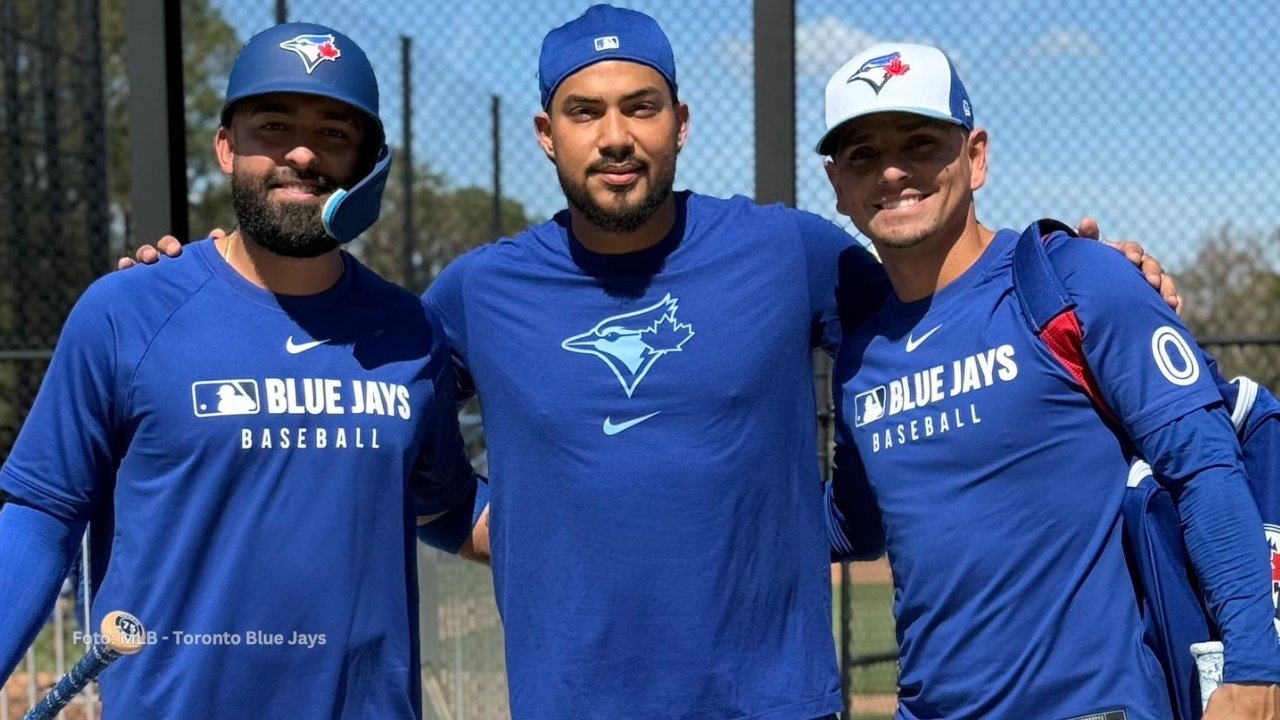 Anthony Santander junto a sus nuevos compañeros venezolanos en Toronto Blue Jays