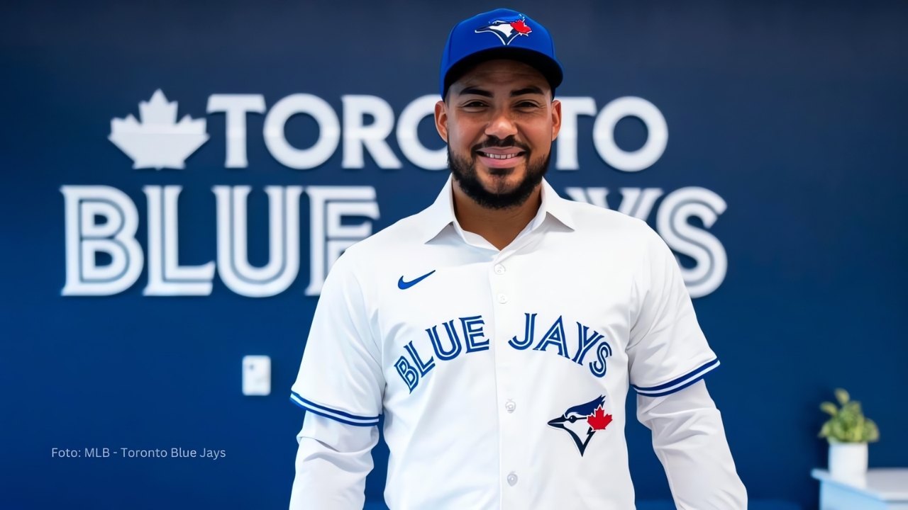 Anthony Santander con el uniforme de Toronto Blue Jays