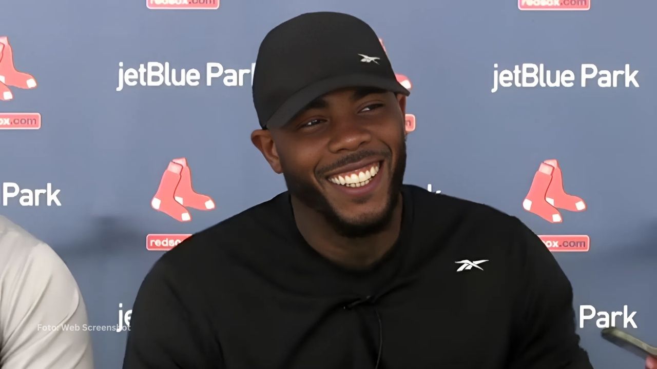 Aroldis Chapman en rueda de prensa con Boston