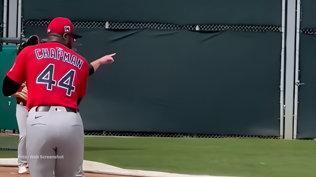 Aroldis Chapman en un bullpen con Boston Red Sox