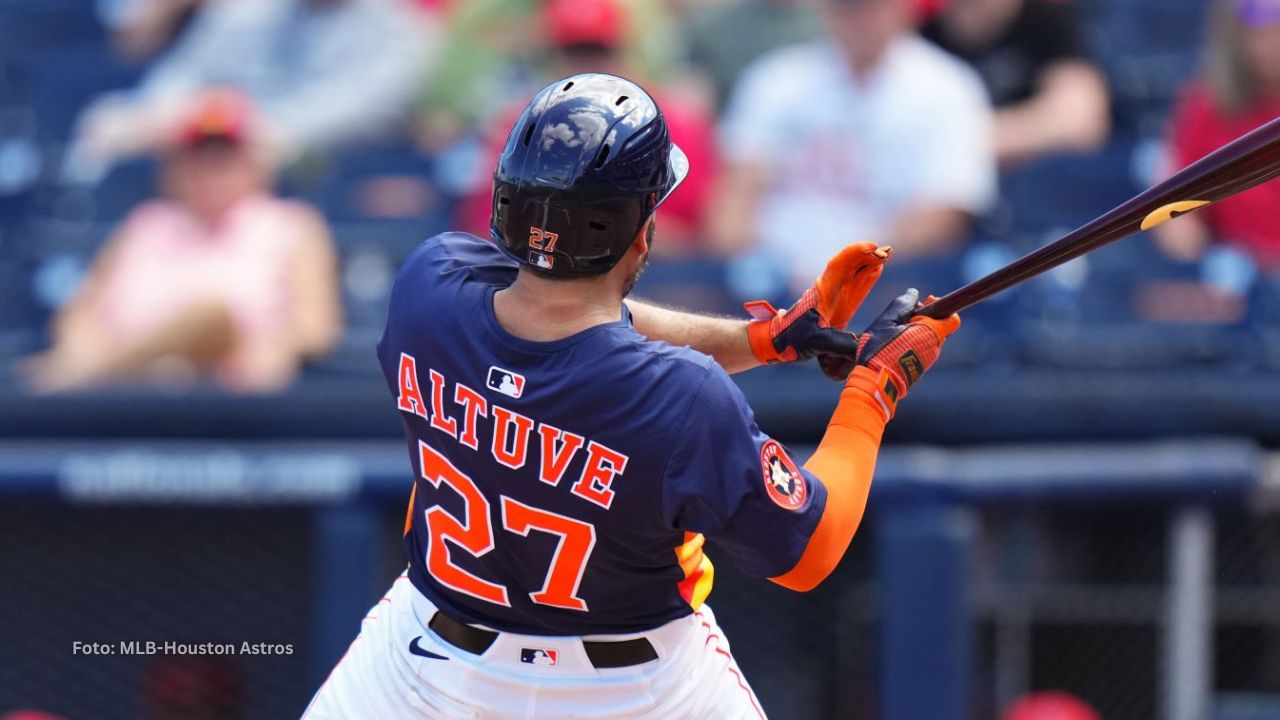 Jose Altuve tomando turno con Houston Astros