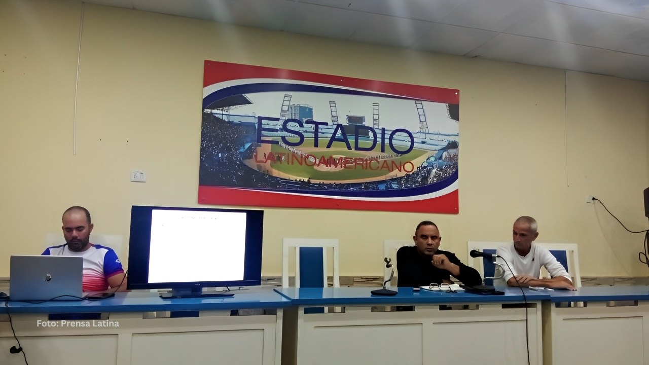 Conferencia de prensa en el Salón Adolfo Luque, del Estadio Latinoamericano sobre el aumento de salarios