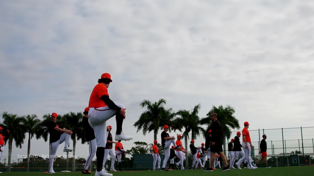 Jugadores de Baltimore Orioles entrenando