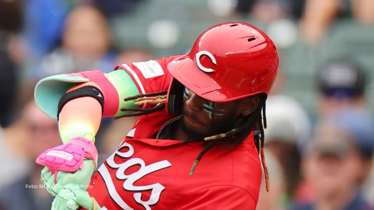 Elly De La Cruz haciendo swing con el uniforme de Cincinnati Reds