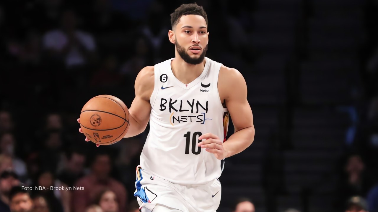 Ben Simmonns con el balón en un juego de NBA