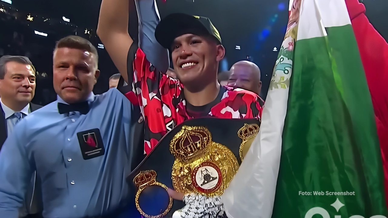 David Benavidez celebra con el cinturón en la mano