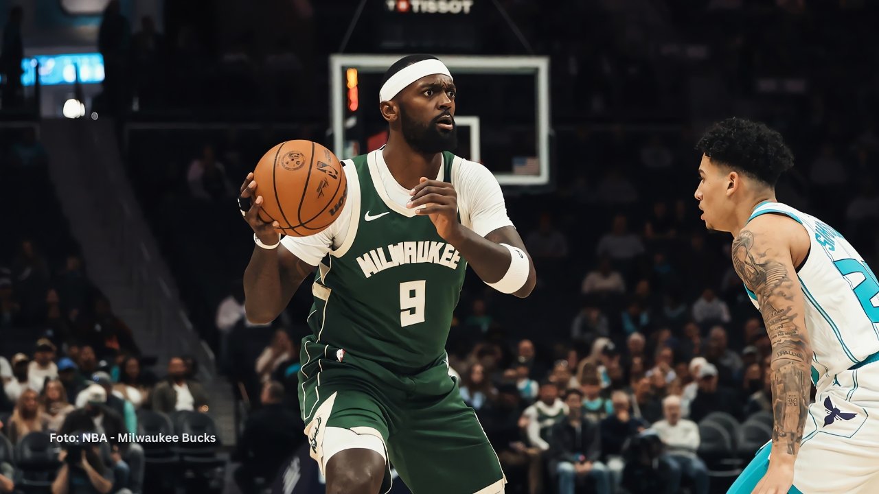 Bobby Portis con el balón en un juego de Milwaukee Bucks