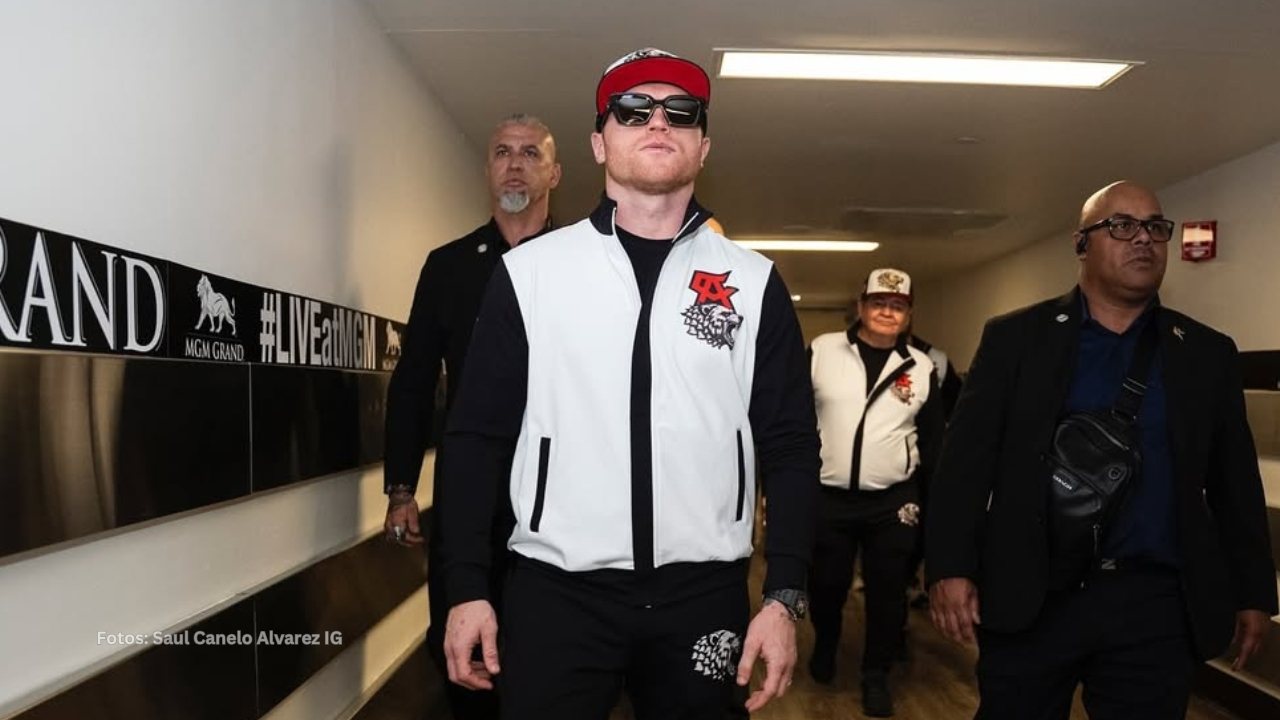 Canelo Álvarez con su equipo