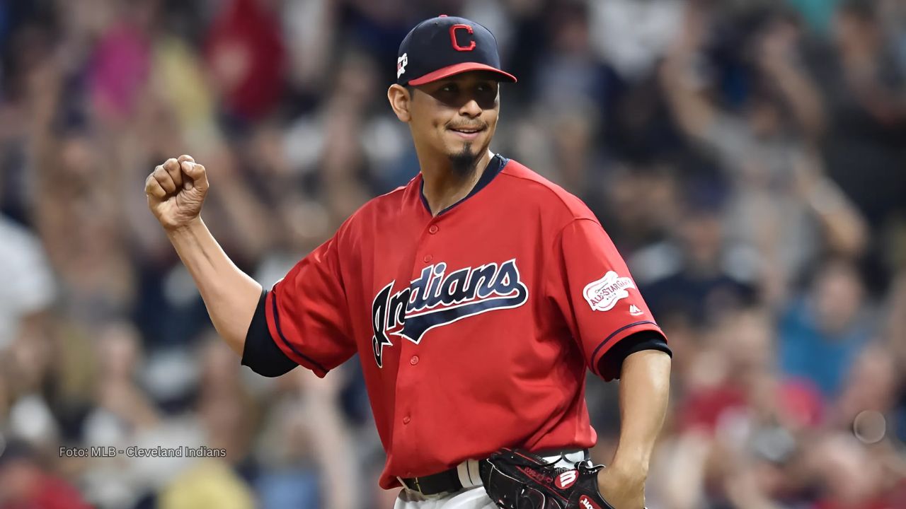 Carlos Carrasco con el uniforme de Cleveland Indians