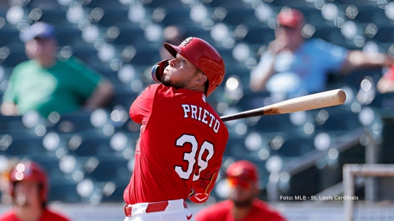 Cesar Prieto bateando con St. Louis Cardinals