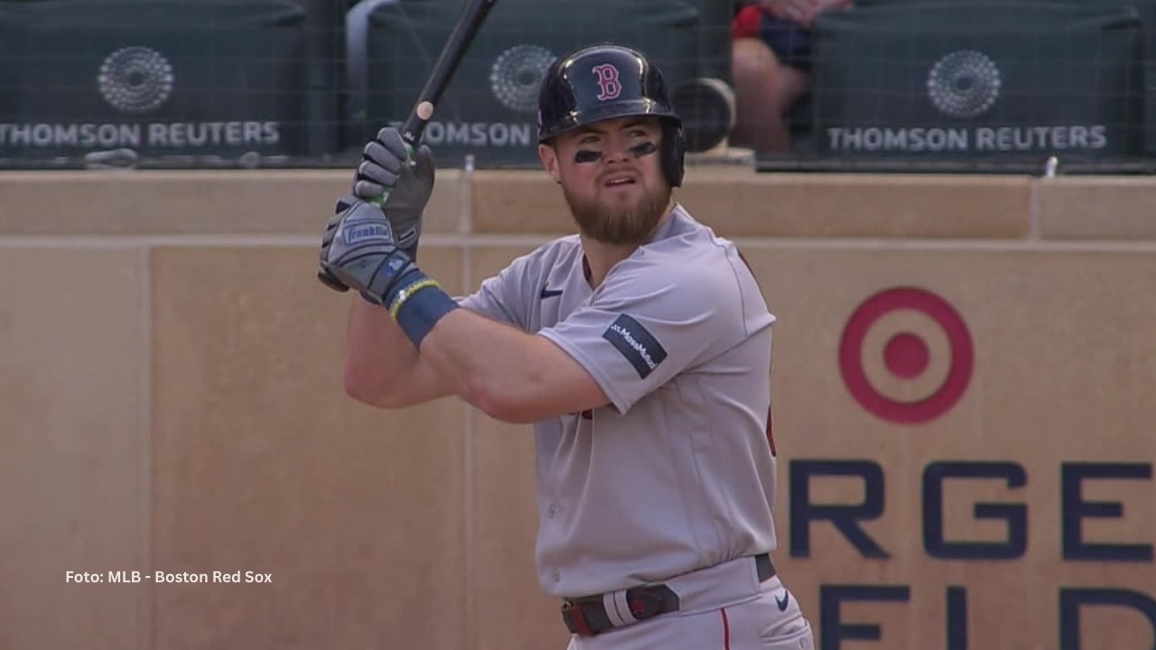 Christian Arroyo tomando un turno con Boston Red Sox