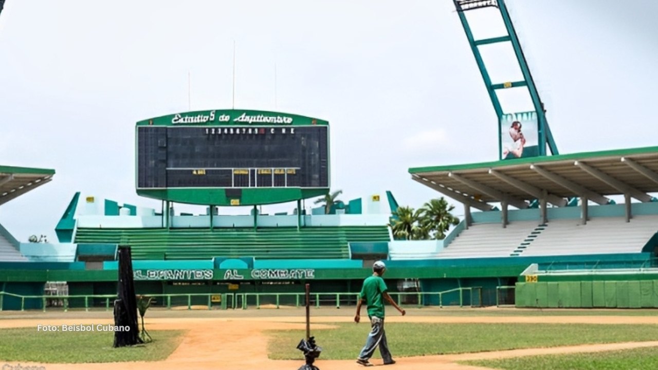 Estadio 5 de septiembre vacío. Cuba