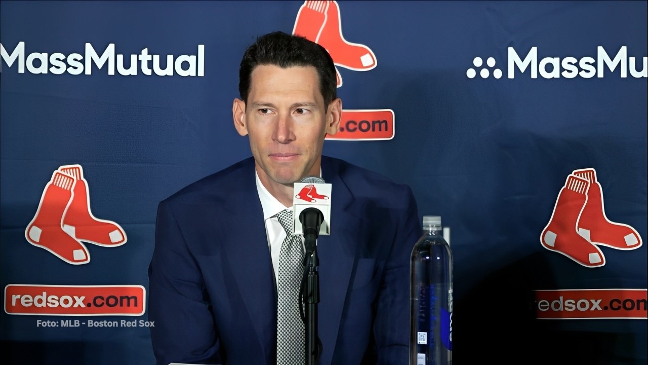 Craig Breslow en rueda de prensa de Boston Red Sox