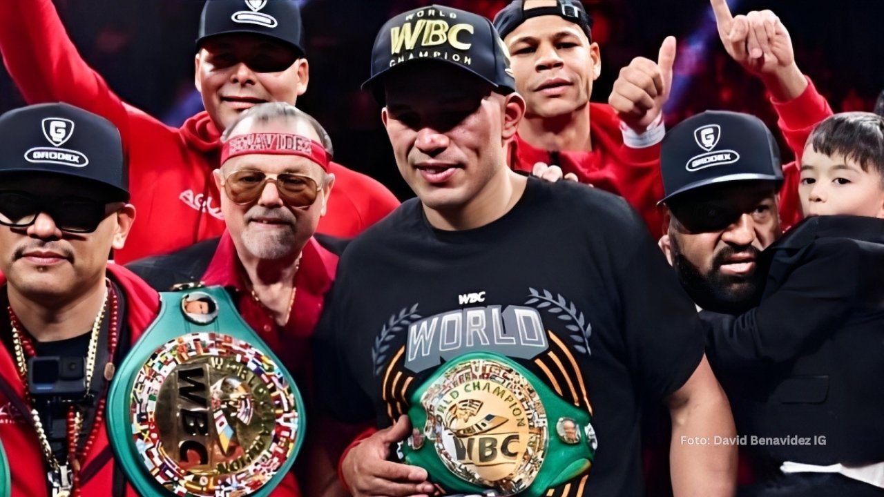 David Benavidez celebrando con su equipo