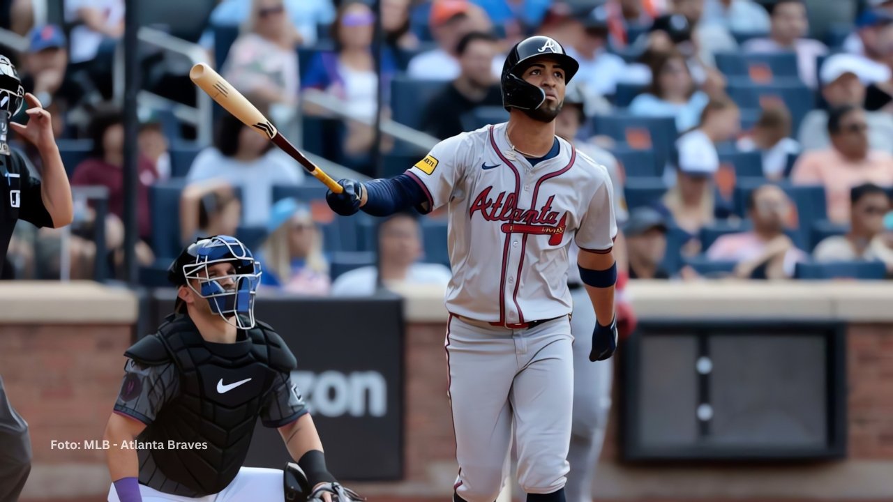 Eddie Rosario en la caja de bateo con Atlanta Braves