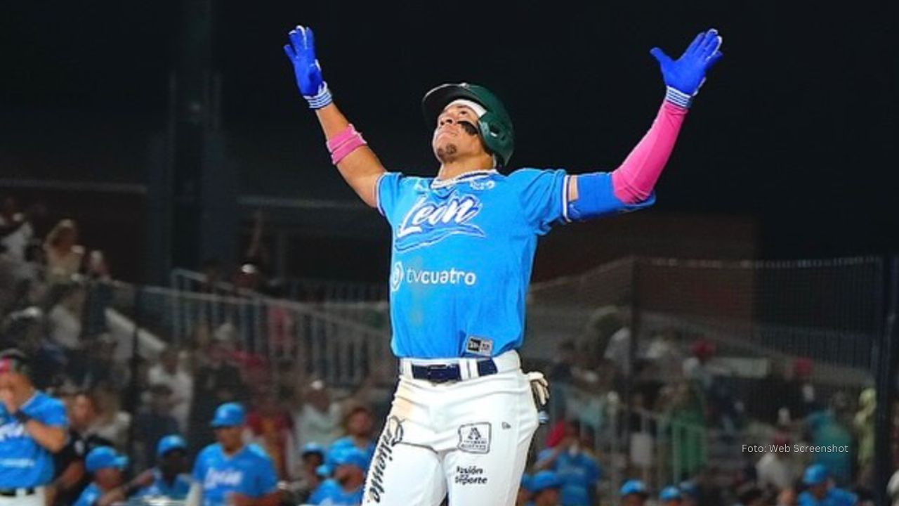 Eddy Diaz con uniforme de Bravos de León