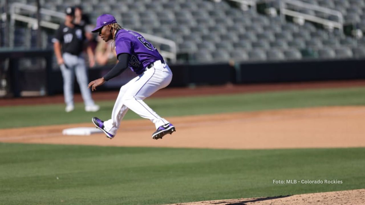 Jefry Yan lanzando en un juego de Colorado Rockies