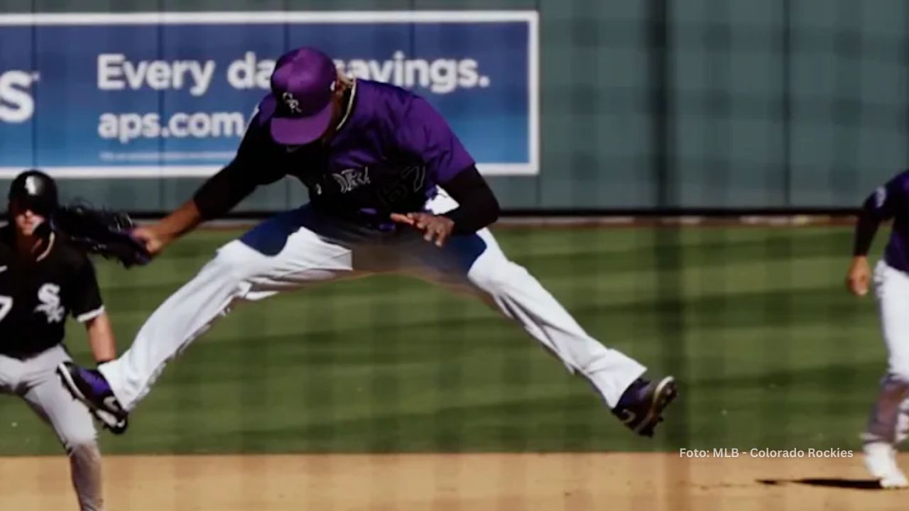 Jefry Yan lanzando en un juego de Colorado Rockies