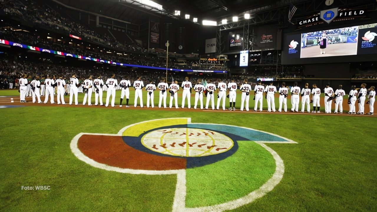 Jugadores de Estados Unidos escuchando el himno en el Clásico Mundial de Beisbol