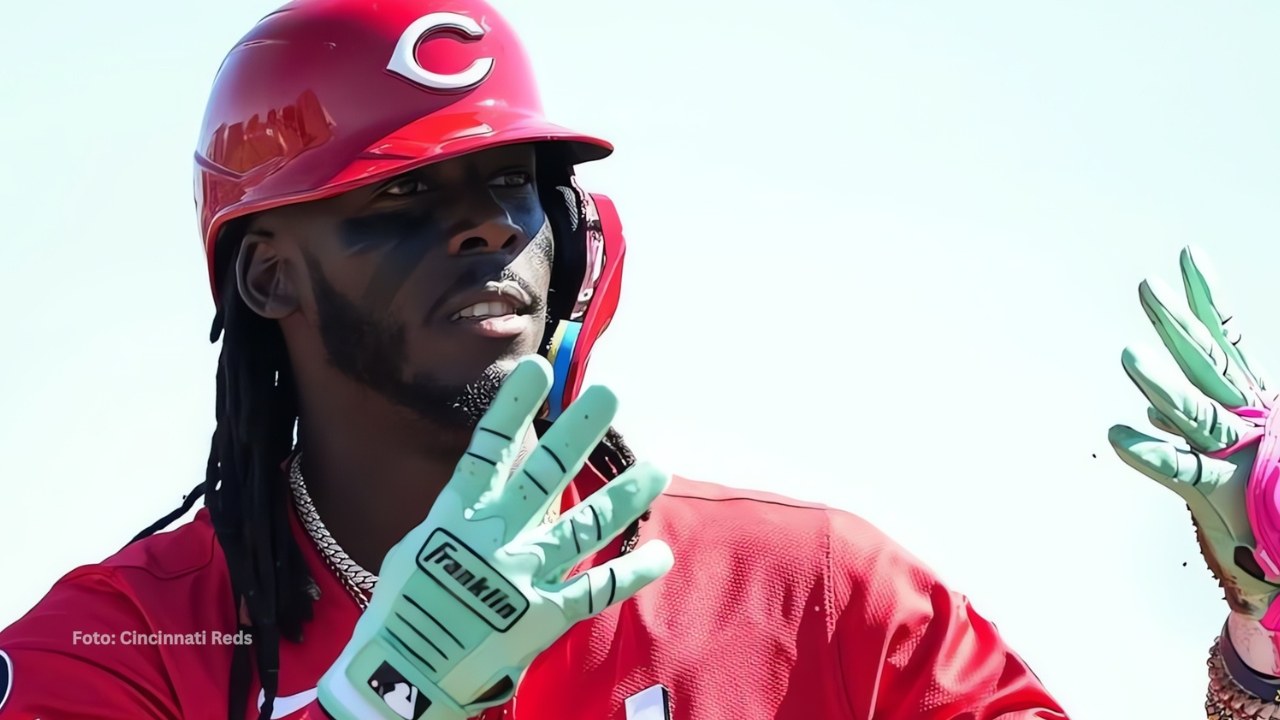 Elly De La Cruz celebra batazo con Cincinnati Reds