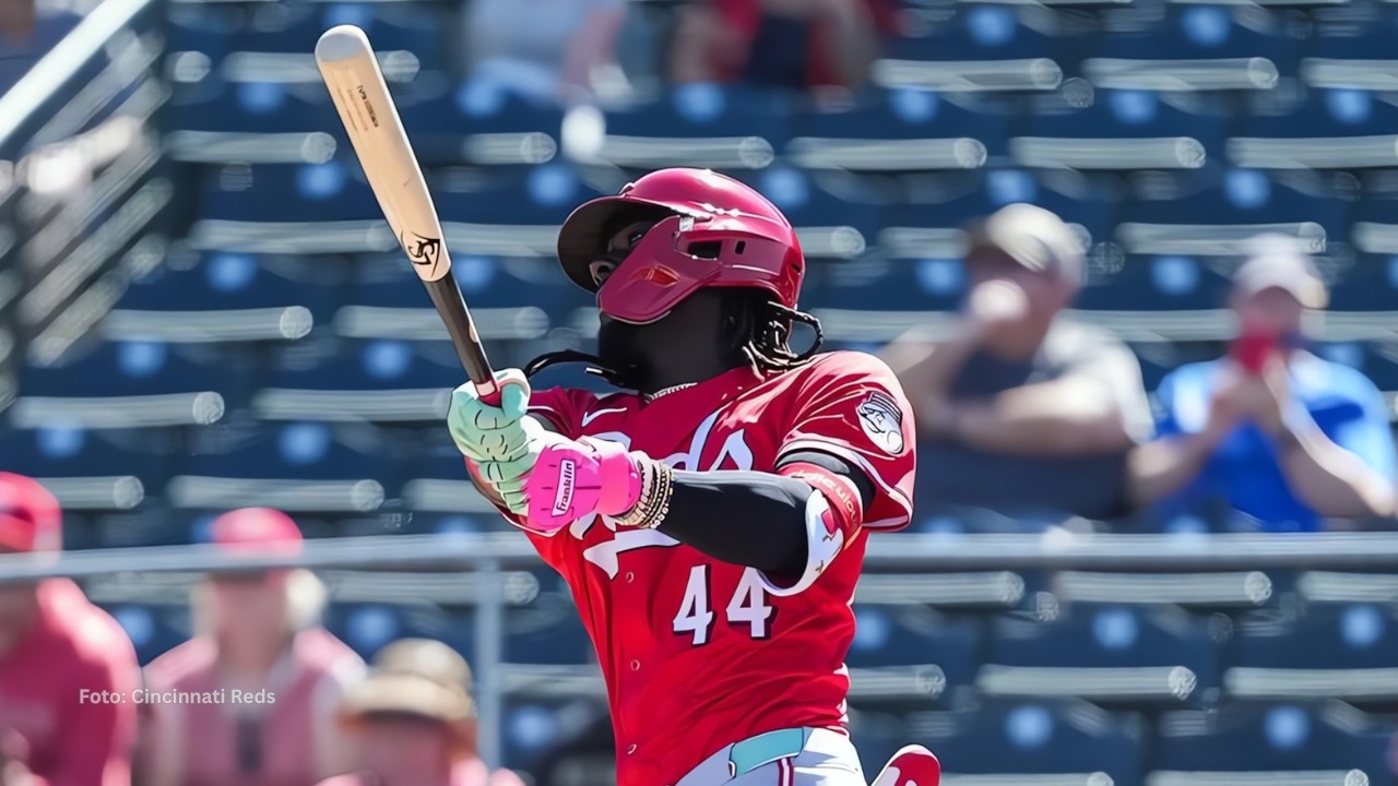 Elly De La Cruz bateando con Cincinnati Reds