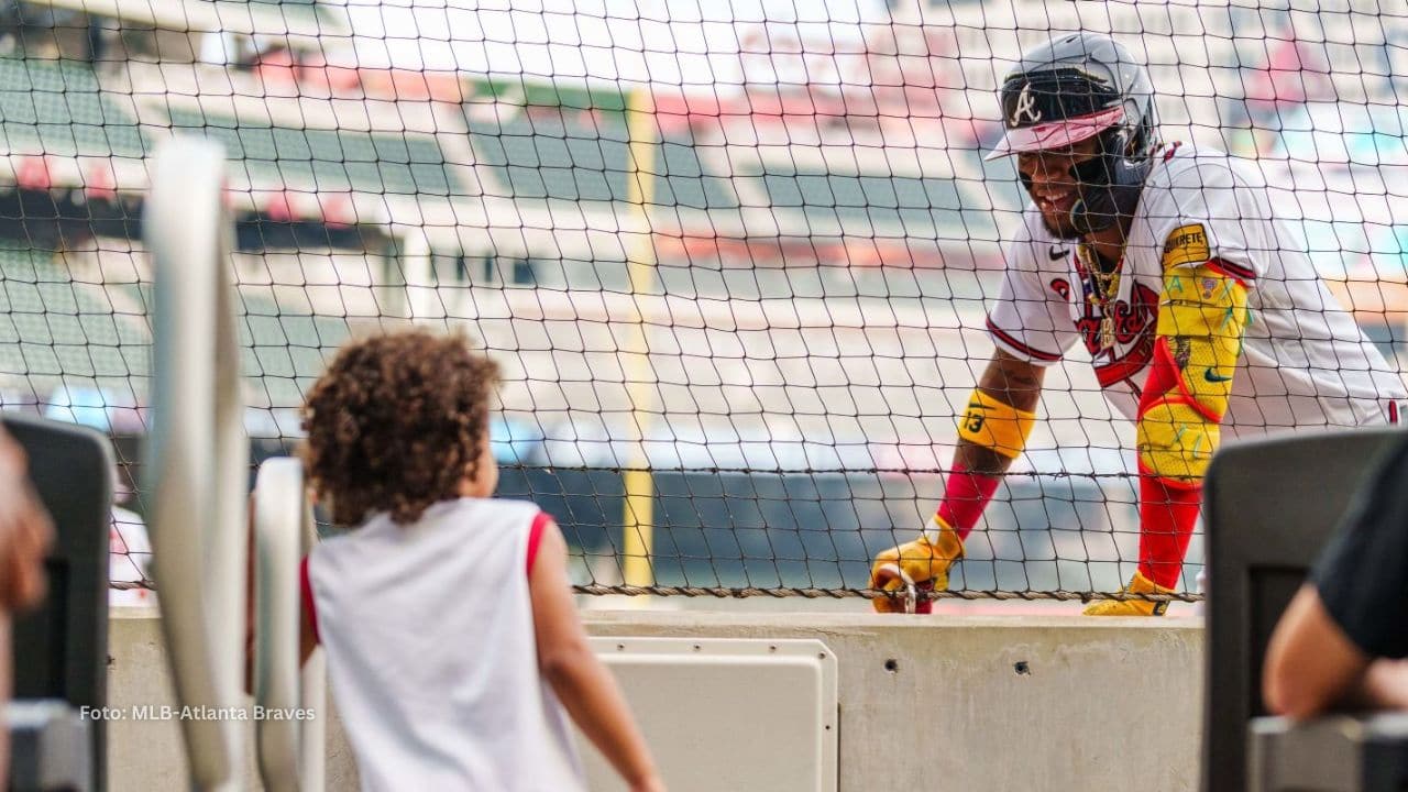 Ronald Acuña Jr jugando con sus hijos