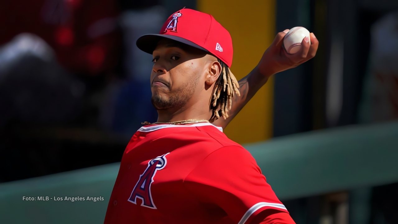 Felix Peña lanzando con Los Angeles Angels