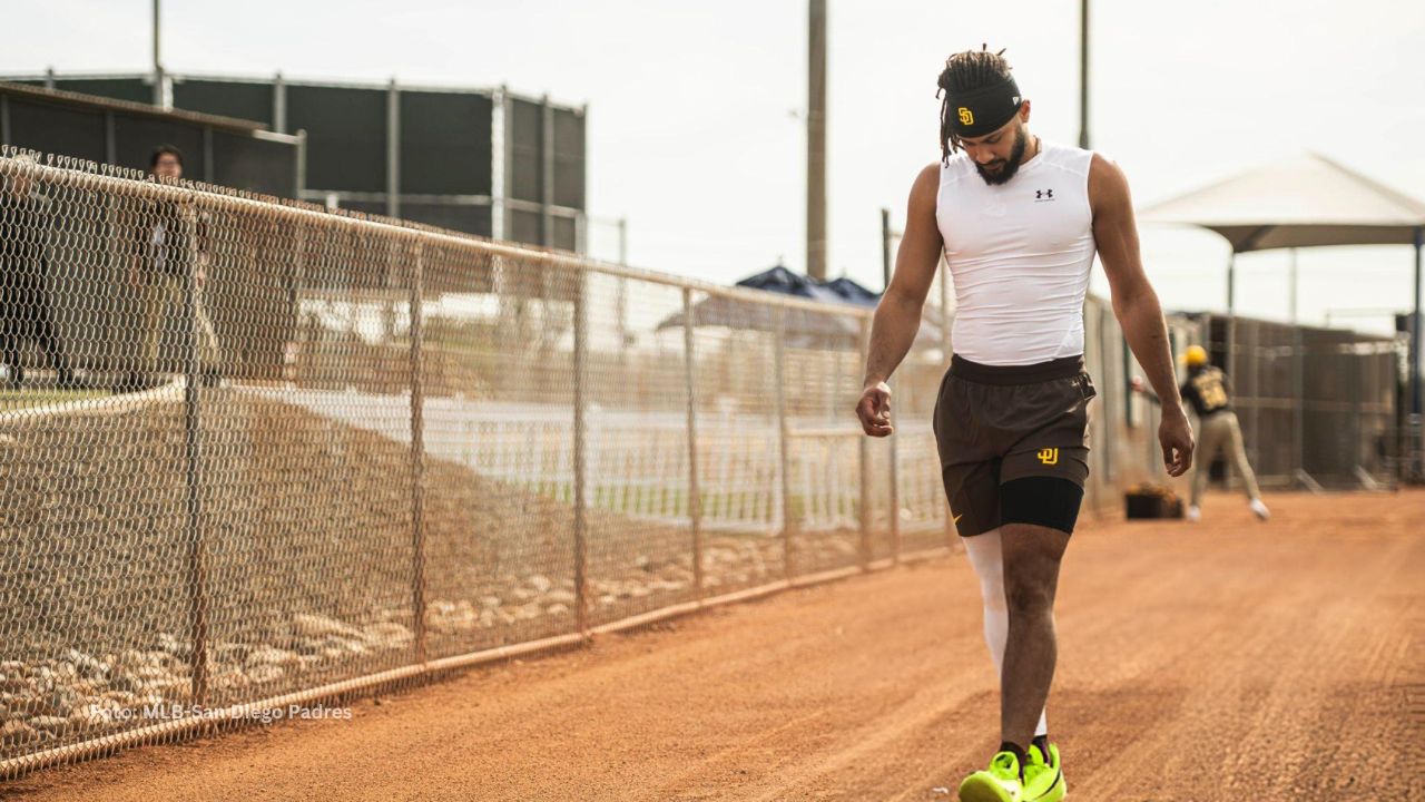 Fernando Tatis Jr. caminando en el Complejo Deportivo Peoria