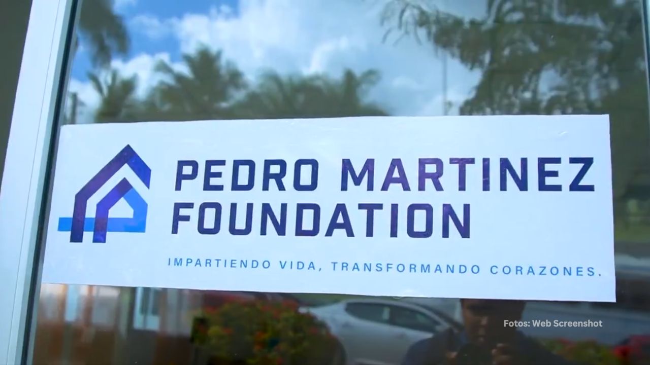 El referente dominicano Pedro Martínez expresó su entusiasmo por contribuir a la comunidad de Manoguayabo.