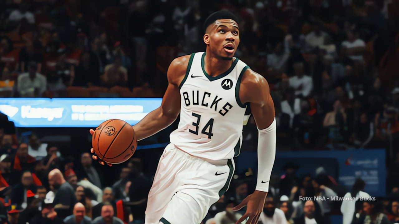 Giannis Antetokounmpo driblando con Milwaukee Bucks