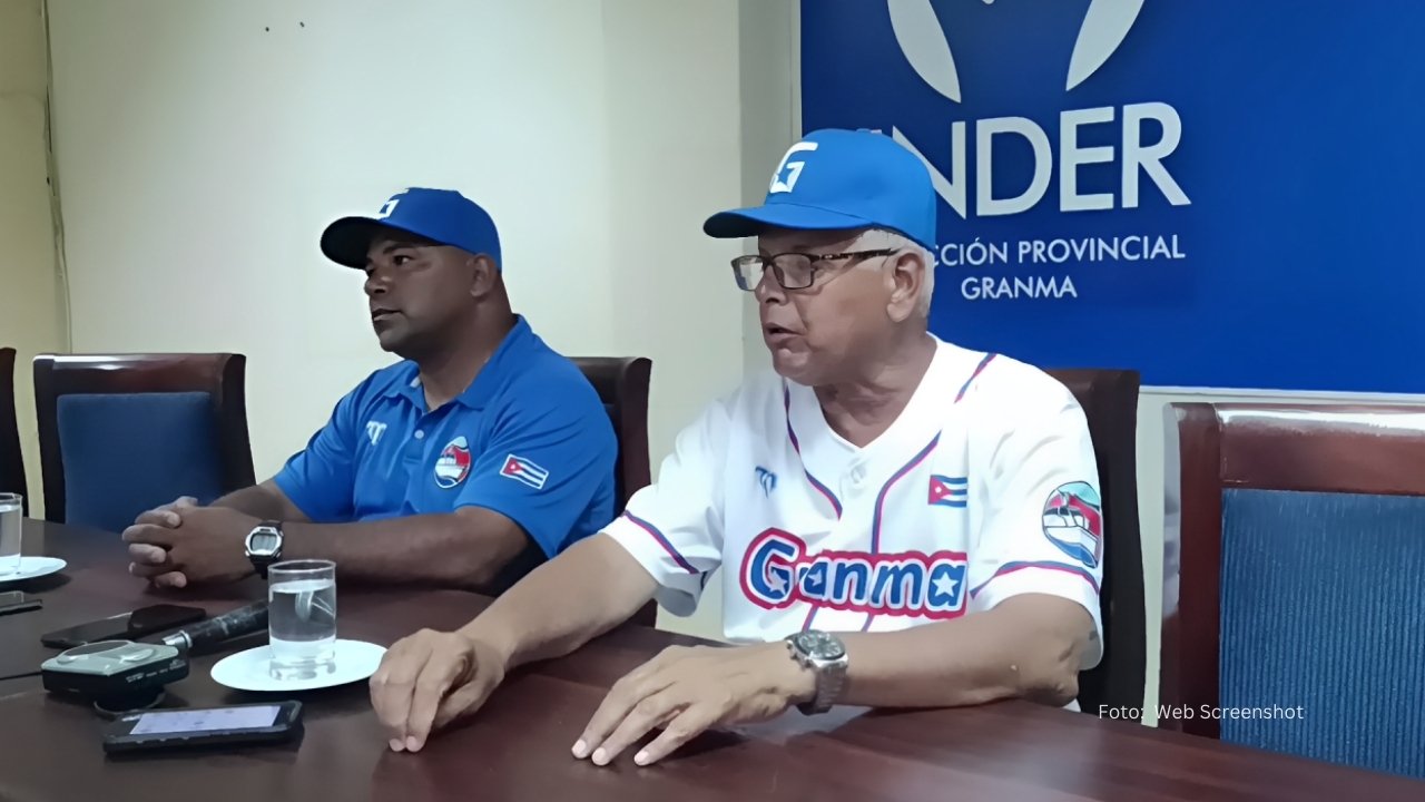 Manager Ángel Ortega junto al Comisionado Provincial