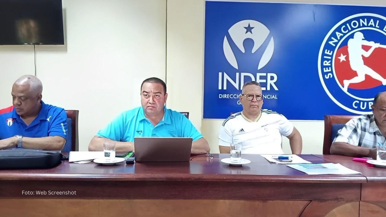 Comisionados del INDER en una rueda de prensa