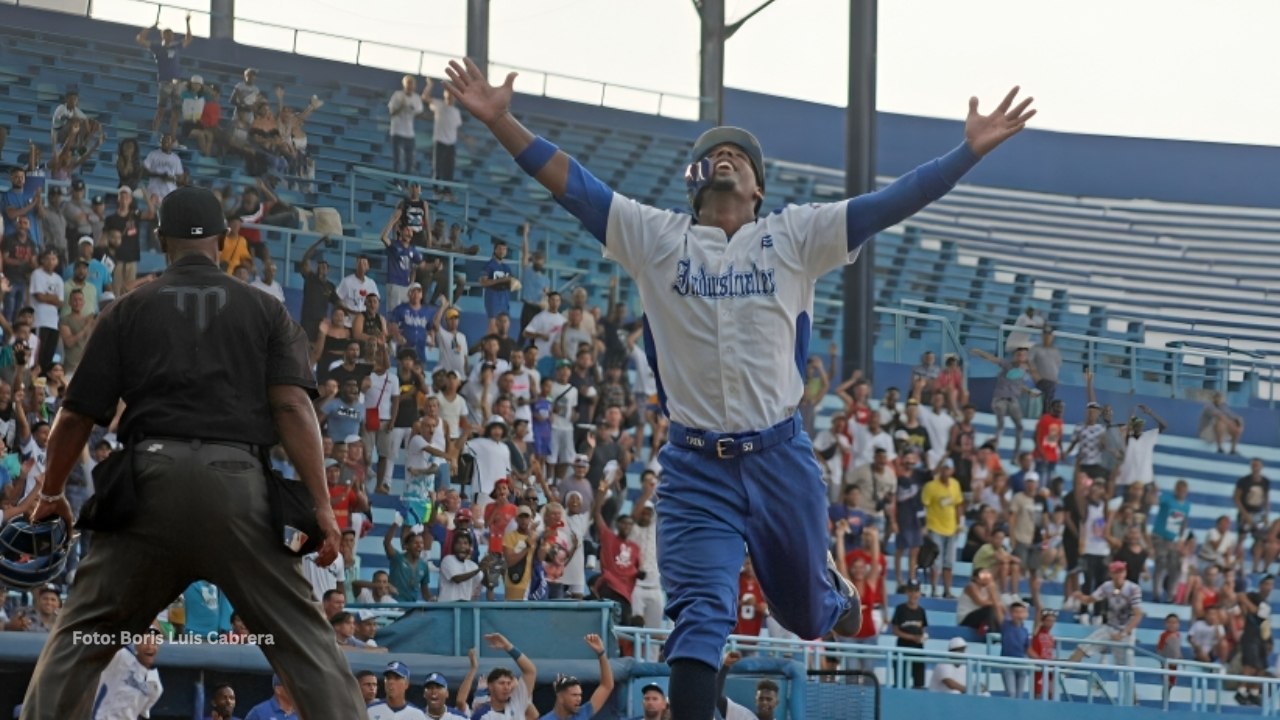 Jugador de Industriales celebrando una carrera