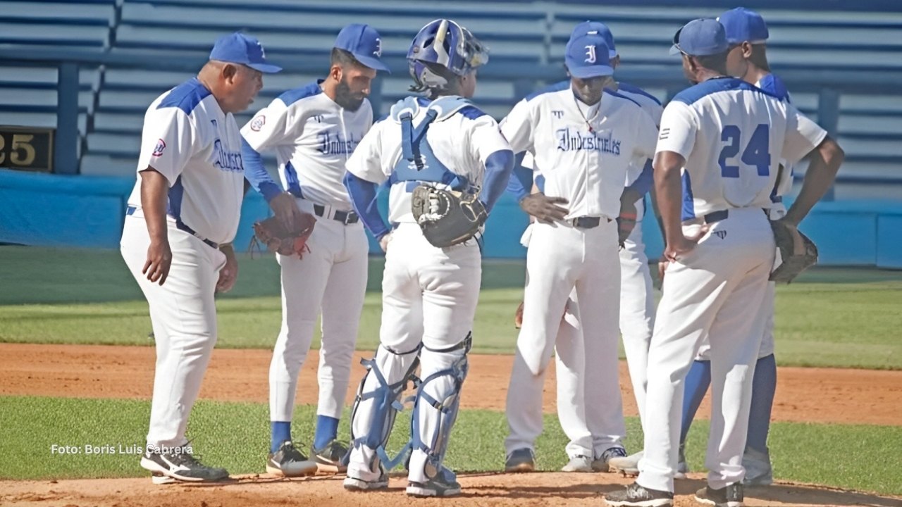 Jugadores de Industriales en la lomita