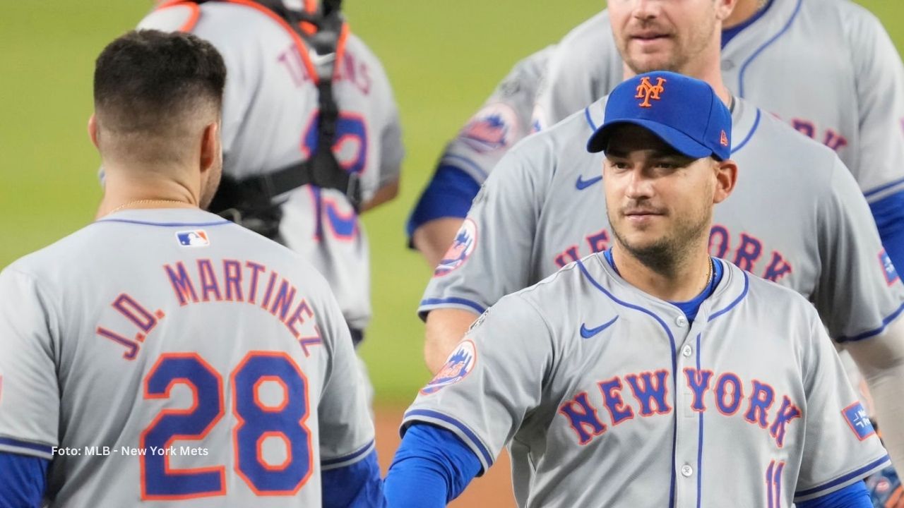 JD Martínez exhibe cartel OMG autografiado por Mets