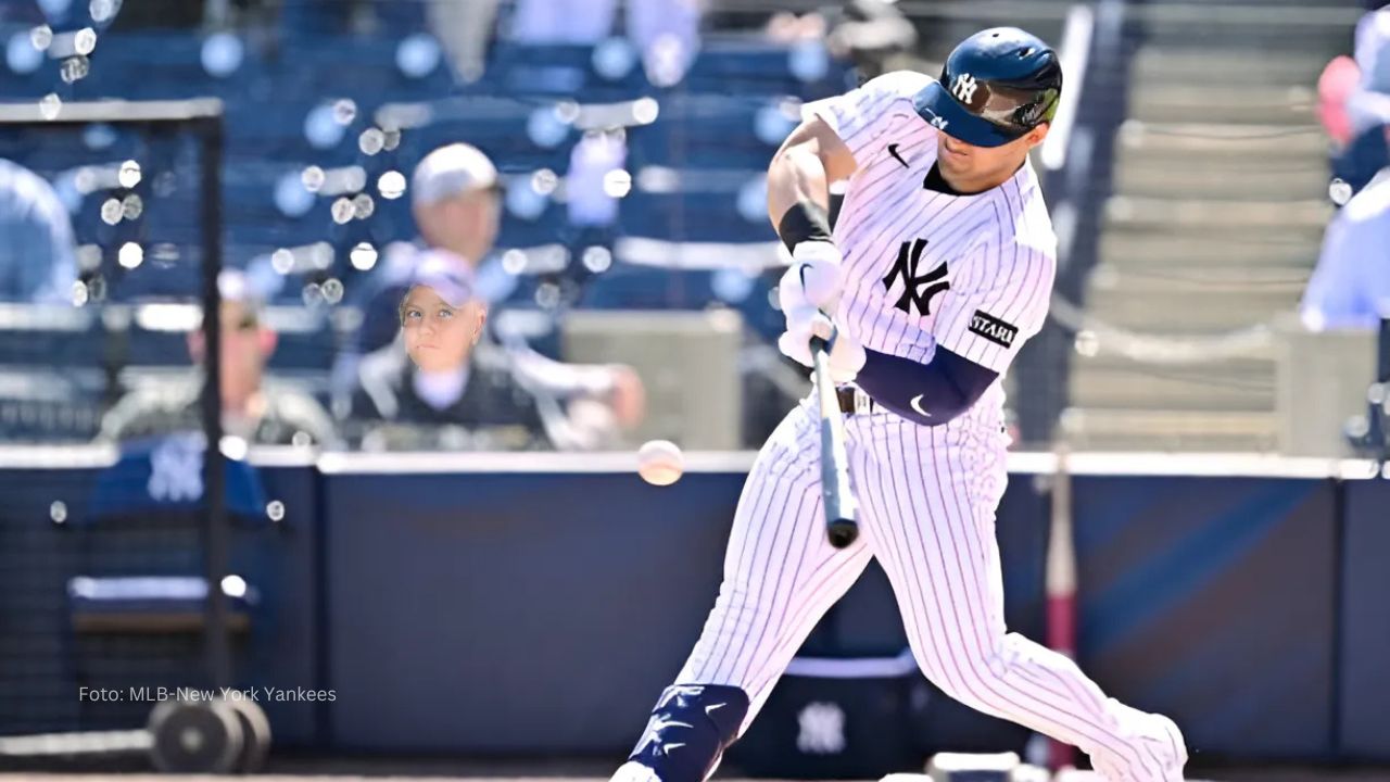 Jasson Domínguez bateando con New York Yankees