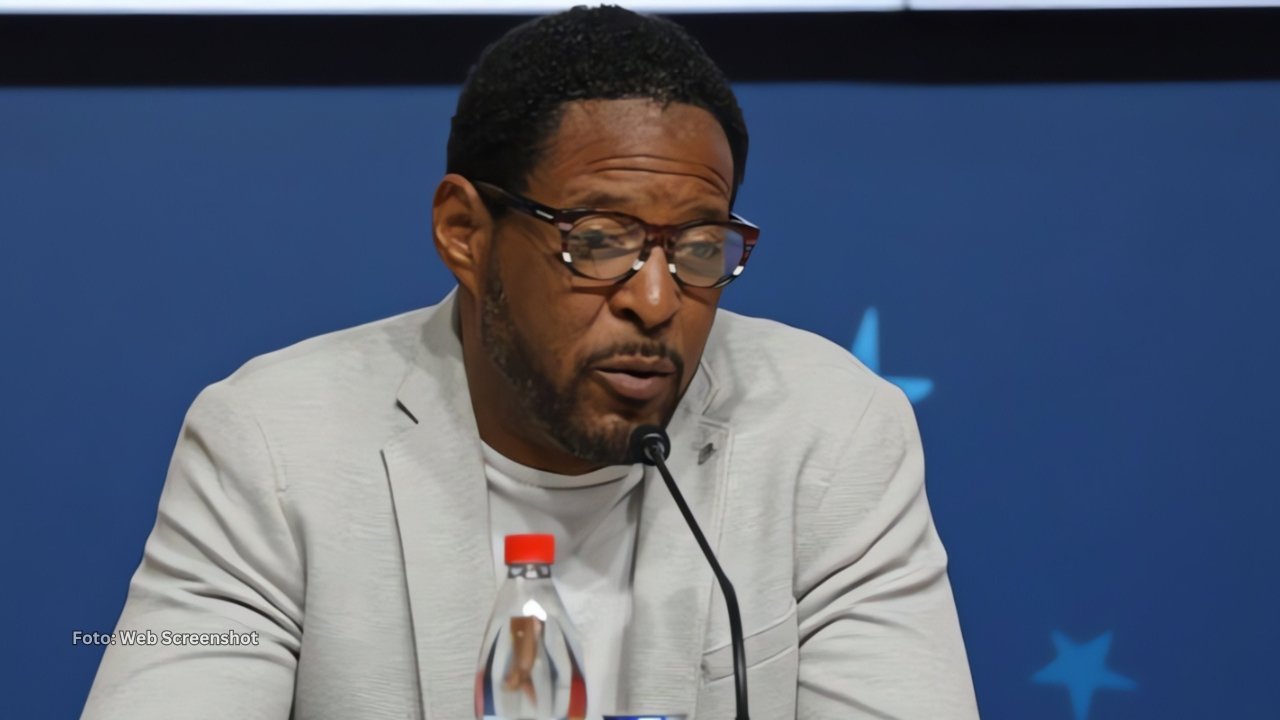 Javier Sotomayor en una conferencia de prensa