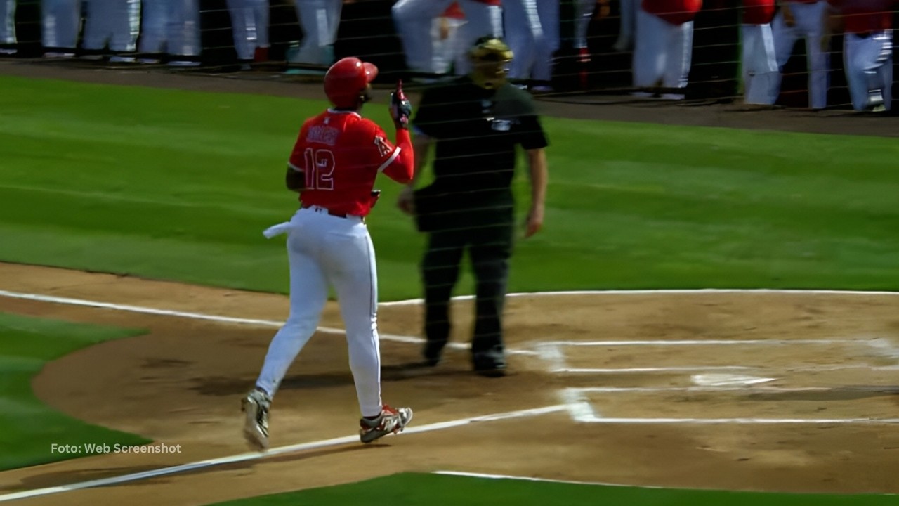 Jorge Soler llegando al home tras jonrón con Los Angeles Angels