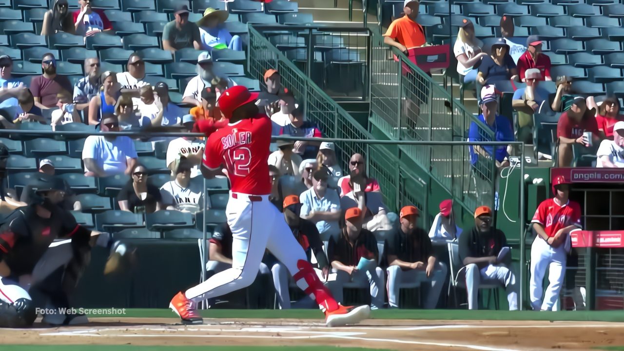 Jorge Soler bateando con Los Angeles Angels