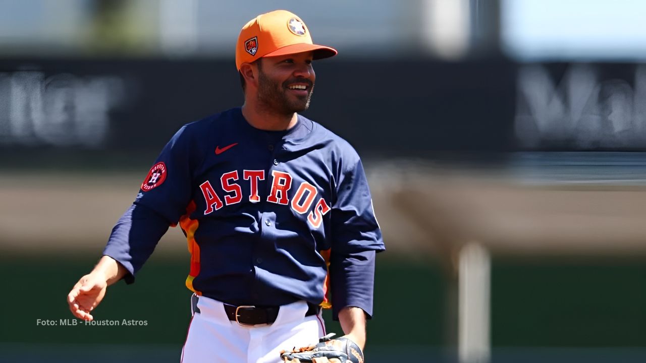 Jose Altuve fildeando en el jardín izquierdo