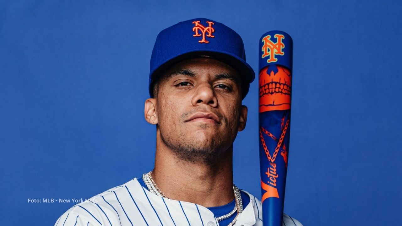 Juan Soto lució su dorsal 22 y disfrutó del clásico evento de fotos junto a sus nuevos compañeros de Mets.