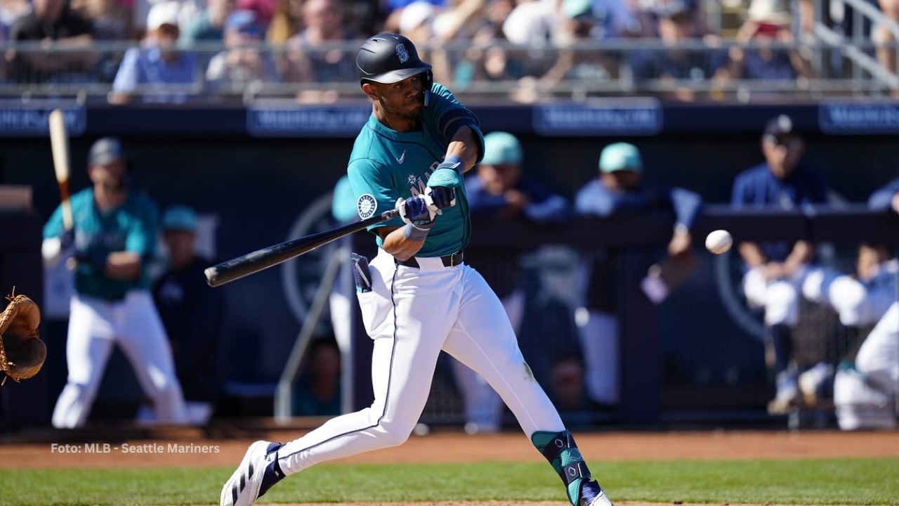 Julio Rodriguez bateando con Seattle Mariners