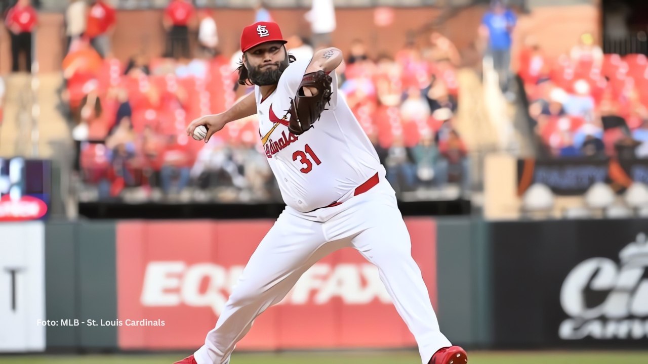 Lance Lynn lanzando con St. Louis Cardinals