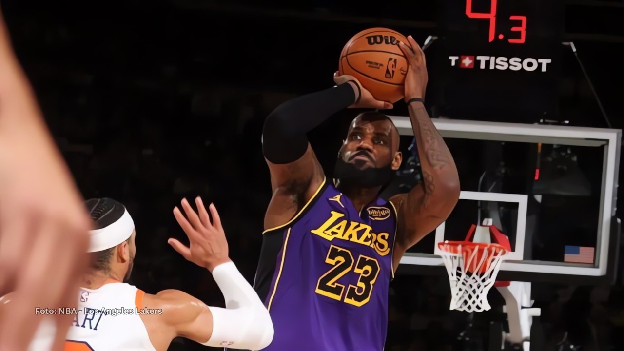 LeBron James lanzando con Los Angeles Lakers