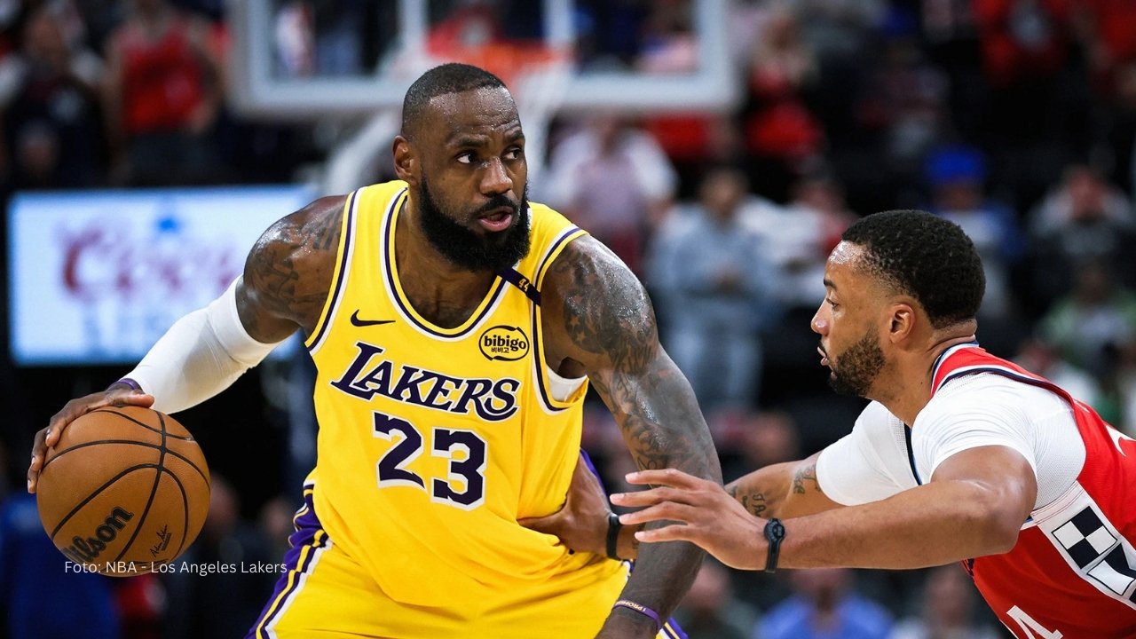 LeBron James llevando el balón con Los Angeles Lakers