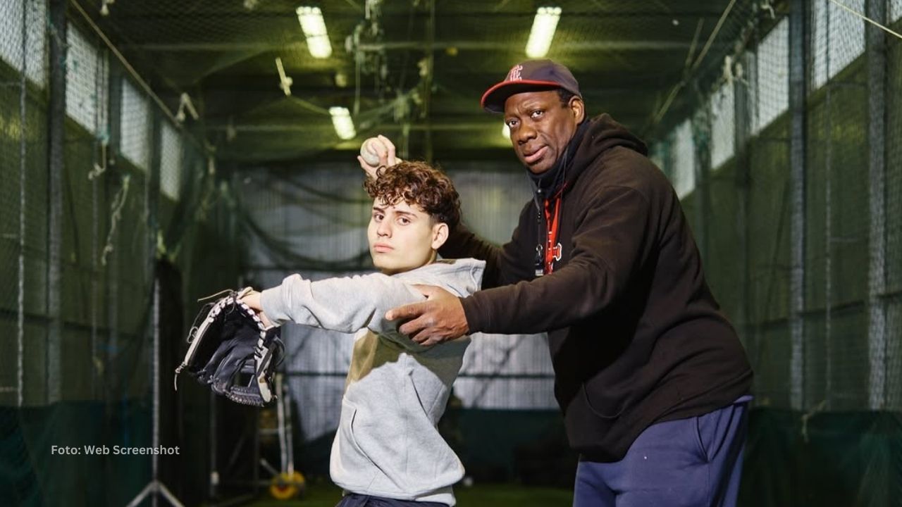 Leyenda del beisbol cubano estrena academia de pitcheo