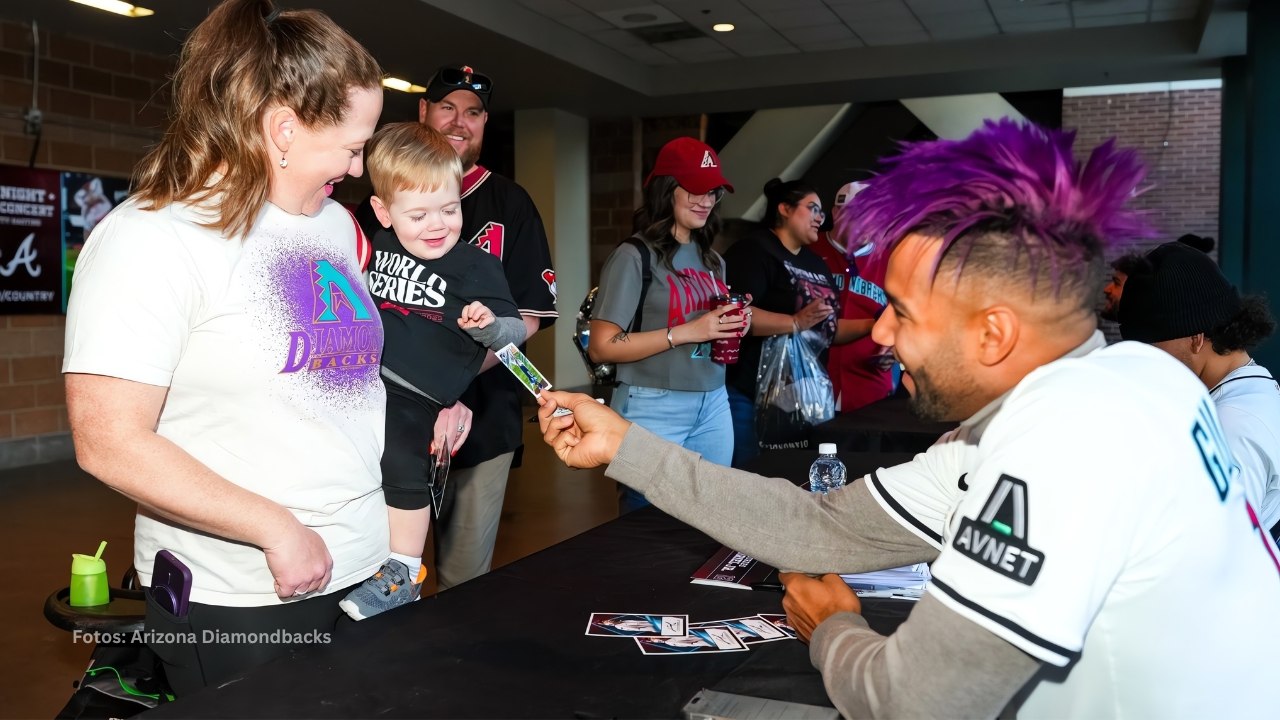 Lourdes Gurriel Jr, dando autógrafos a los fanáticos de Arizona Diamondbacks