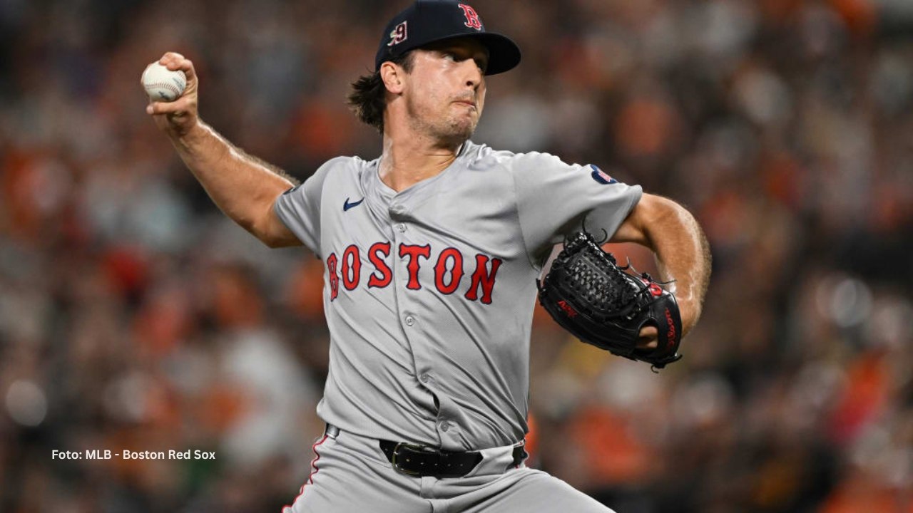 Lucas Sims lanzando con Boston Red Sox