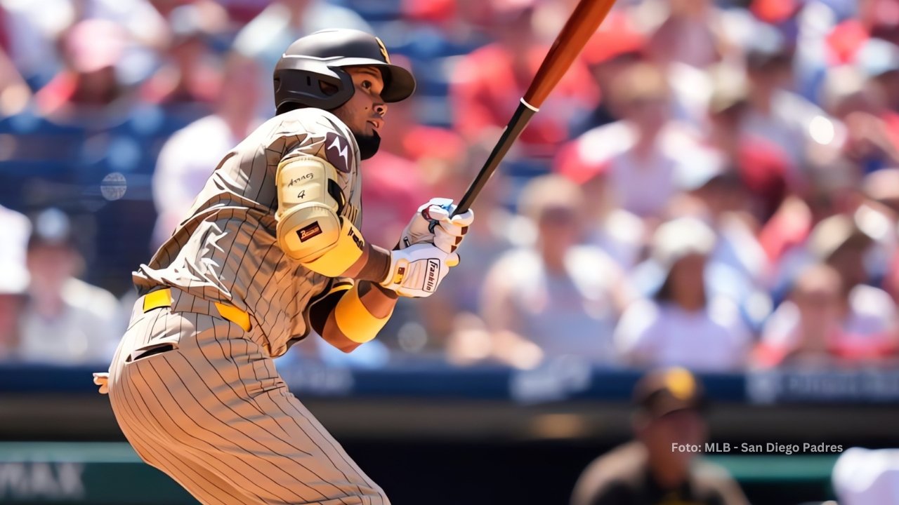 Luis Arráez bateando con San Diego Padres